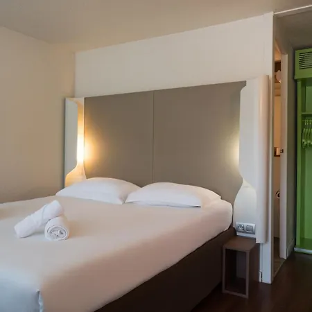 The Originals Access, Hotel